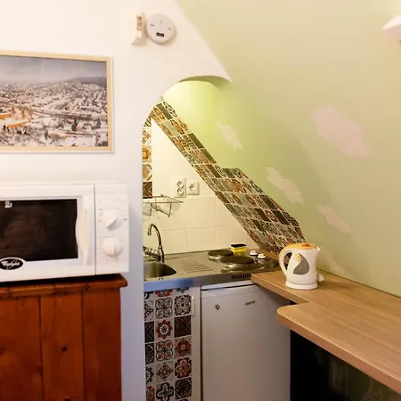 Emili's Rustic Retreat Apartment
