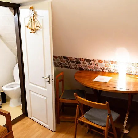 Emili's Rustic Retreat Apartment *